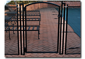 self-latching, self-closing pool gate